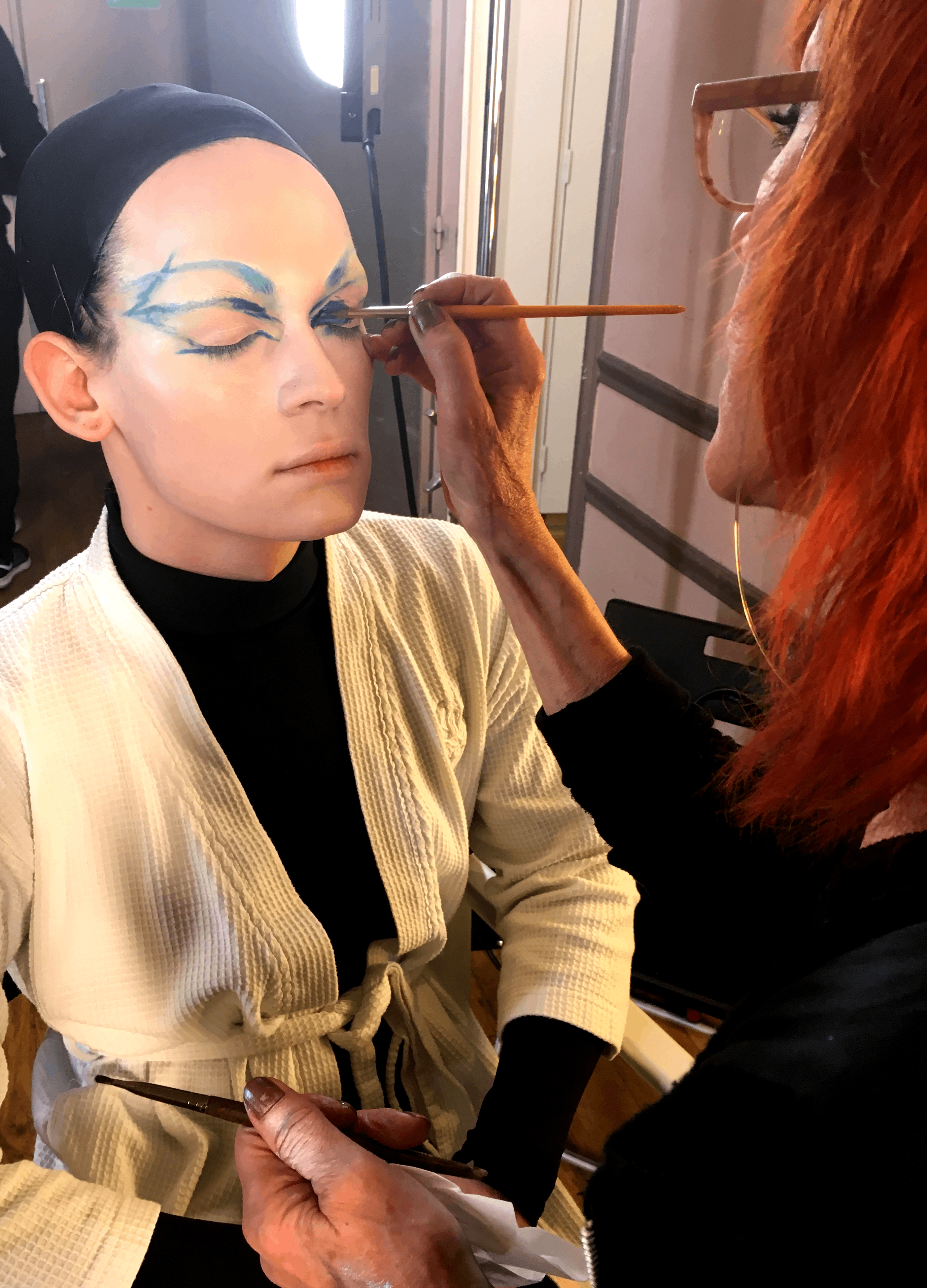 Professionelle Make-up-Arbeit hinter den Kulissen